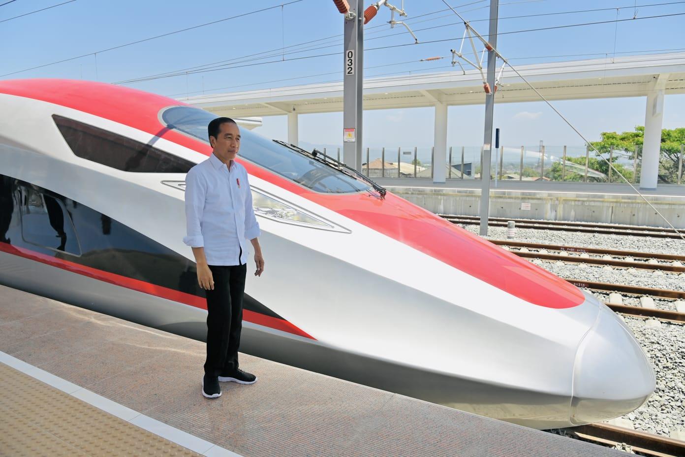Kereta cepat Whoosh melaju di jalur Jakarta&ndash;Bandung, dengan sorotan investigasi KPK terkait dugaan mark up proyek.