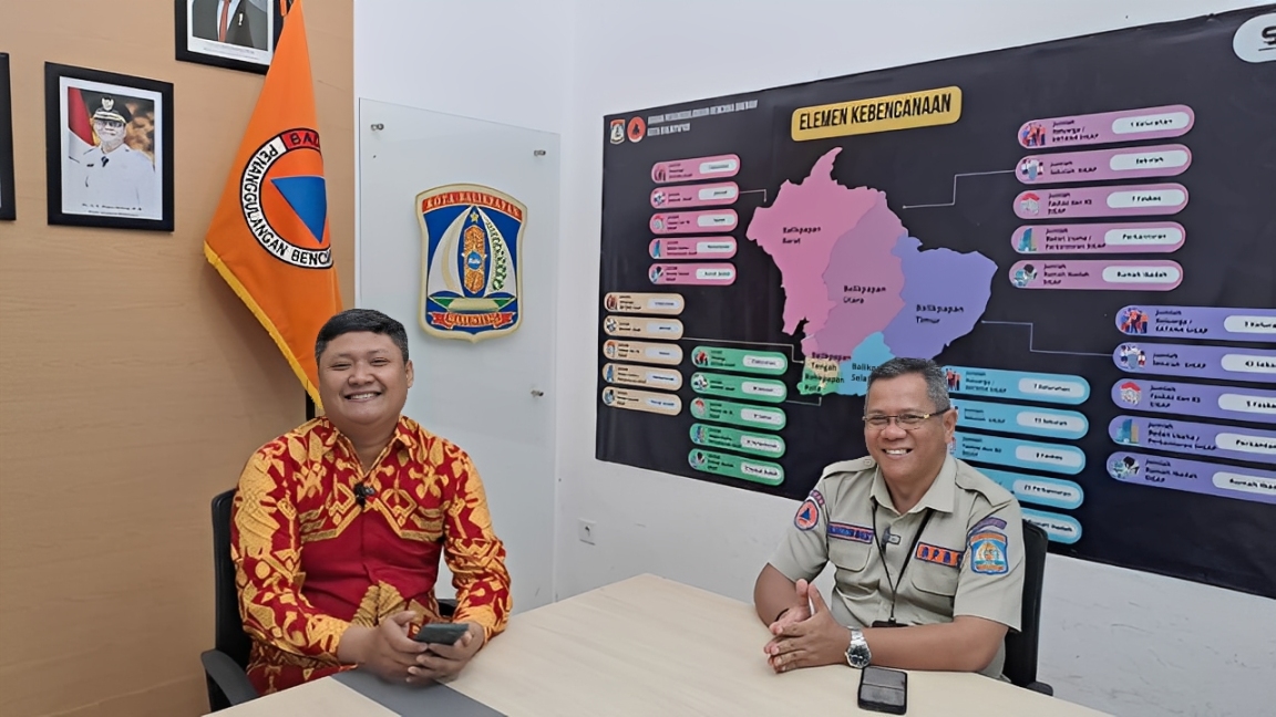 Bima Mahardika, Host Balikpapan TV, bersama Sholahuddin Malik, Kepala Seksi Kesiapsiagaan BPBD Balikpapan, saat talkshow Ngopi di Kantor BPBD, Selasa (28 Oktober 2025).