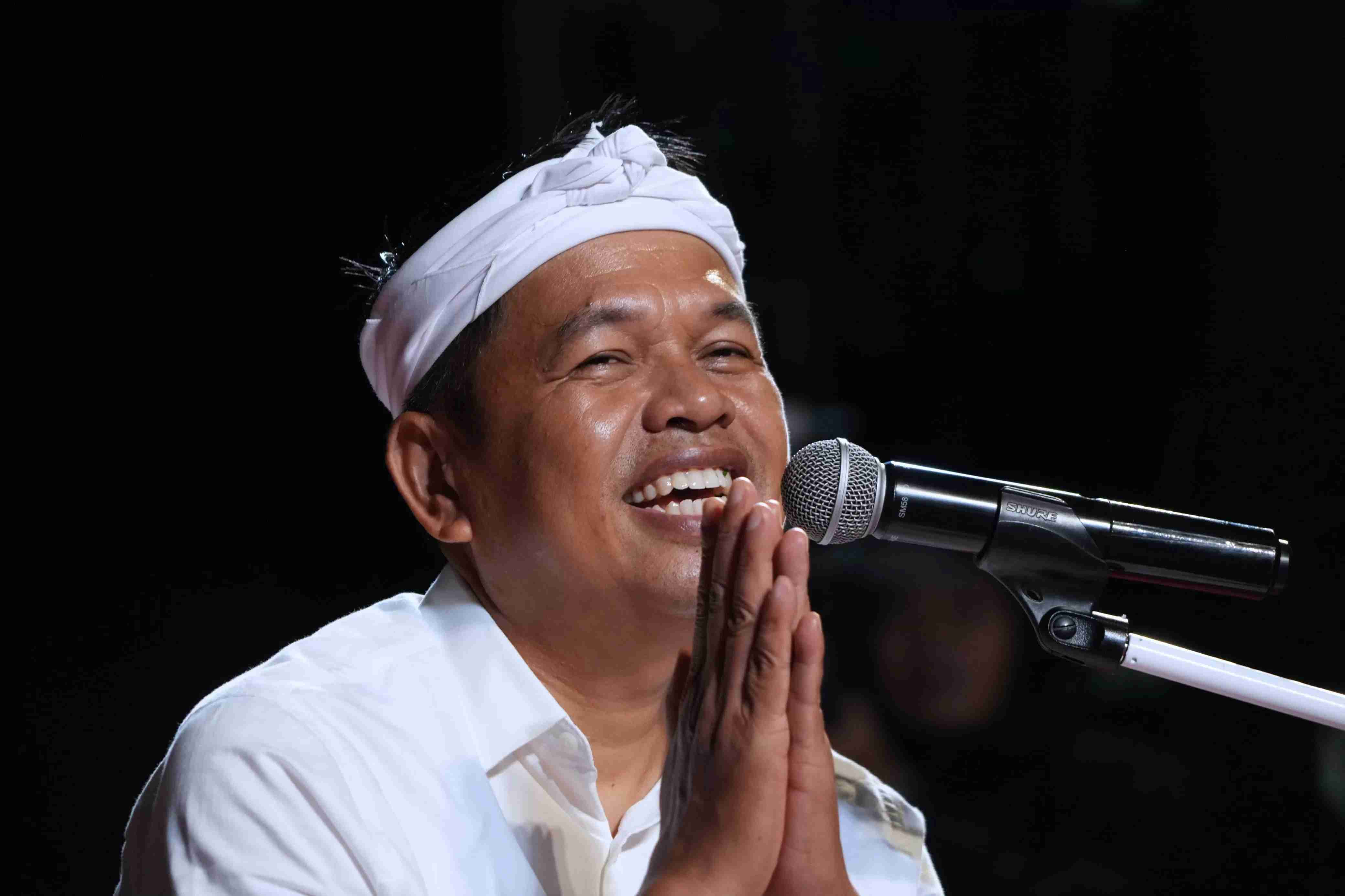 Gubernur Dedi Mulyadi menunjukkan layar data RKUD Jawa Barat &mdash; simbol transparansi keuangan publik.