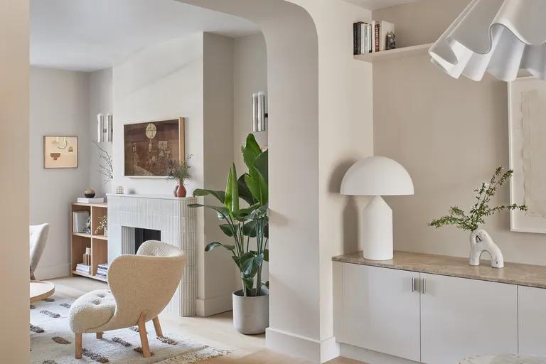 Interior cozy minimalism 2025 dengan warna bumi, tekstur linen, dan pencahayaan lembut menciptakan suasana hangat nan elegan.