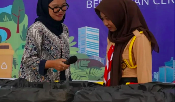 Siswa Sekolah Rakyat Samarinda mempraktikkan pilah sampah bersama guru &mdash; wujud nyata budaya hijau yang tumbuh sejak dini.