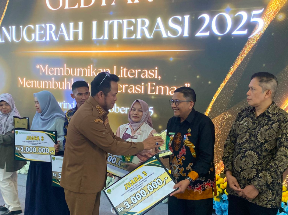 Gubernur Kaltim Rudy Mas&rsquo;ud  saat Gebyar Anugerah Literasi 2025 di Samarinda
