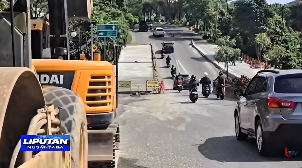 Alat berat dikerahkan dalam proyek perbaikan jalan di kawasan Tanjakan WIKA, Jalan MT Haryono, Balikpapan, Senin (13 Oktober 2025).