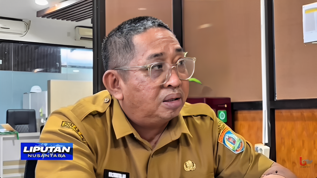 Kepala Bidang Jalan dan Jembatan DPU Balikpapan, Rachmatullah, memberikan penjelasan terkait proyek perbaikan jalan di kawasan Tanjakan WIKA, Jalan MT Haryono, Senin (13 Oktober 2025).