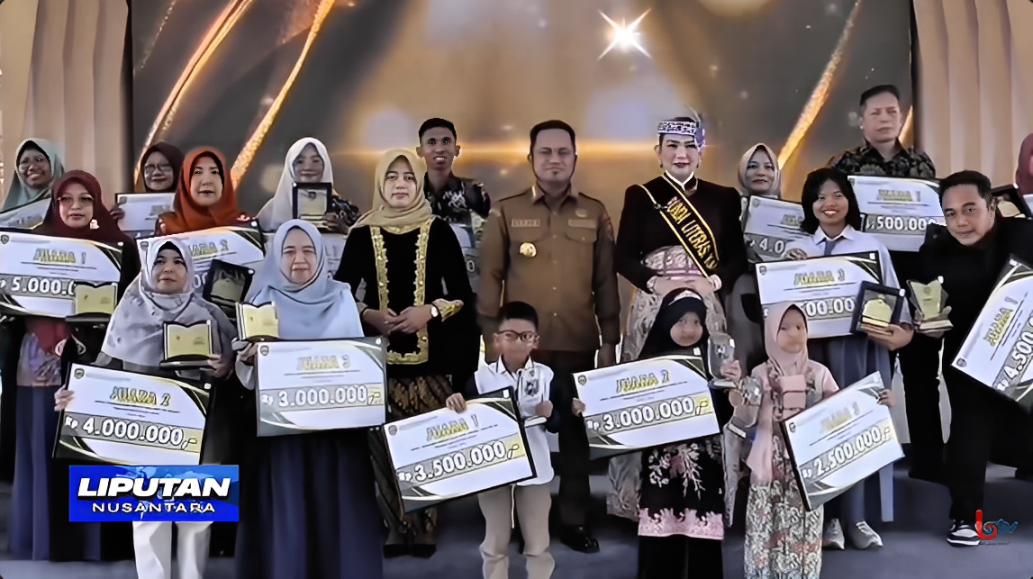Gubernur Kaltim Rudy Masud bersama Bunda Literasi Kaltim Sarifah Suraidah Harum berfoto bersama para pemenang lomba literasi dan kepustakawanan di Kantor Gubernur Kaltim, Senin (27 Oktober 2025).
