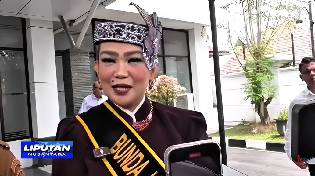 Bunda Literasi Kaltim Sarifah Suraidah Harum menjelaskan pentingnya gerakan literasi sejak dini usai Gebyar Anugerah Literasi 2025 di Kantor Gubernur Kaltim, Senin (27 Oktober 2025).
