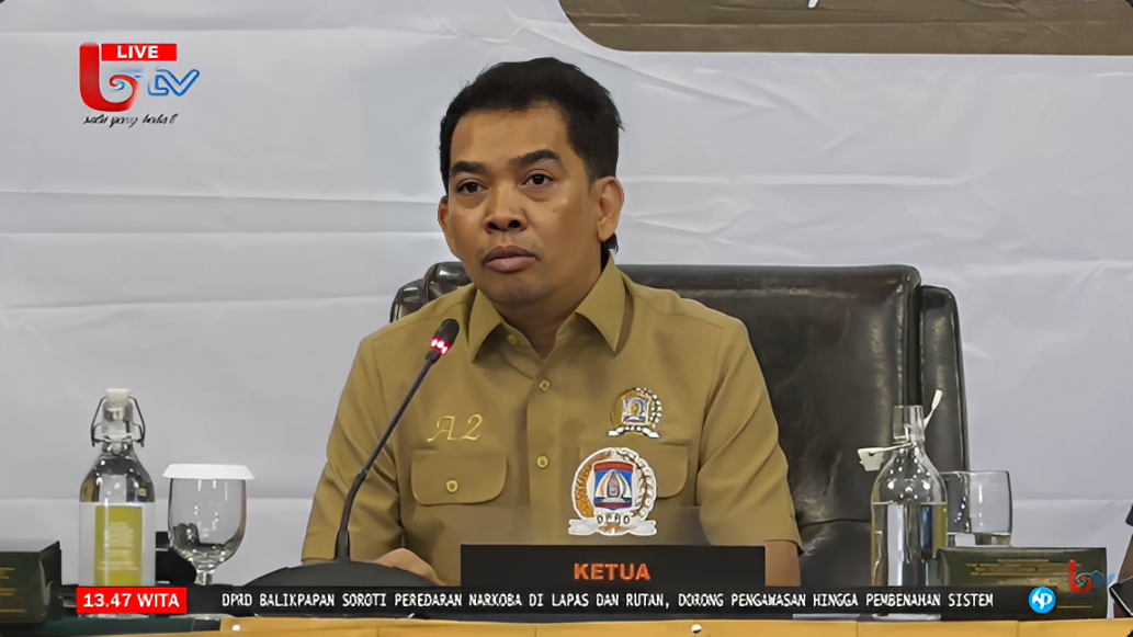 Ketua DPRD Balikpapan, Alwi Al Qadri, menyoroti kehadiran OPD dalam rapat paripurna di Hotel Grand Senyiur, Senin (27 Oktober 2025).