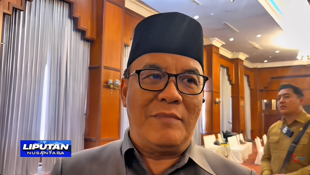 Wakil Wali Kota Balikpapan, Bagus Susetyo, memberikan penjelasan terkait alasan OPD yang tidak hadir dalam rapat paripurna di Hotel Grand Senyiur, Senin (27 Oktober 2025).