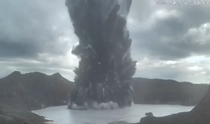 Asap dan abu tebal mengepul dari kawah Gunung Taal, menciptakan pemandangan dramatis dalam timelapse resmi Phivolcs.