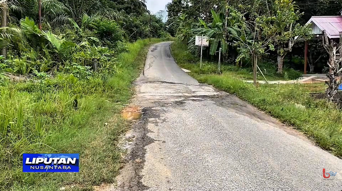 Akses jalan menuju Bukit Pringgondani, Balikpapan Timur, terlihat rusak dan sempit, Senin (20 Oktober 2025).