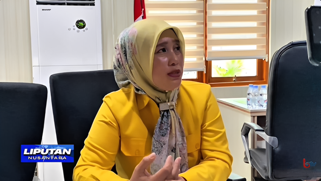 Anggota Komisi II DPRD Balikpapan, Suriani, menjelaskan kondisi jalan menuju kawasan wisata Bukit Pringgondani, Balikpapan Timur, Senin (20 Oktober 2025).