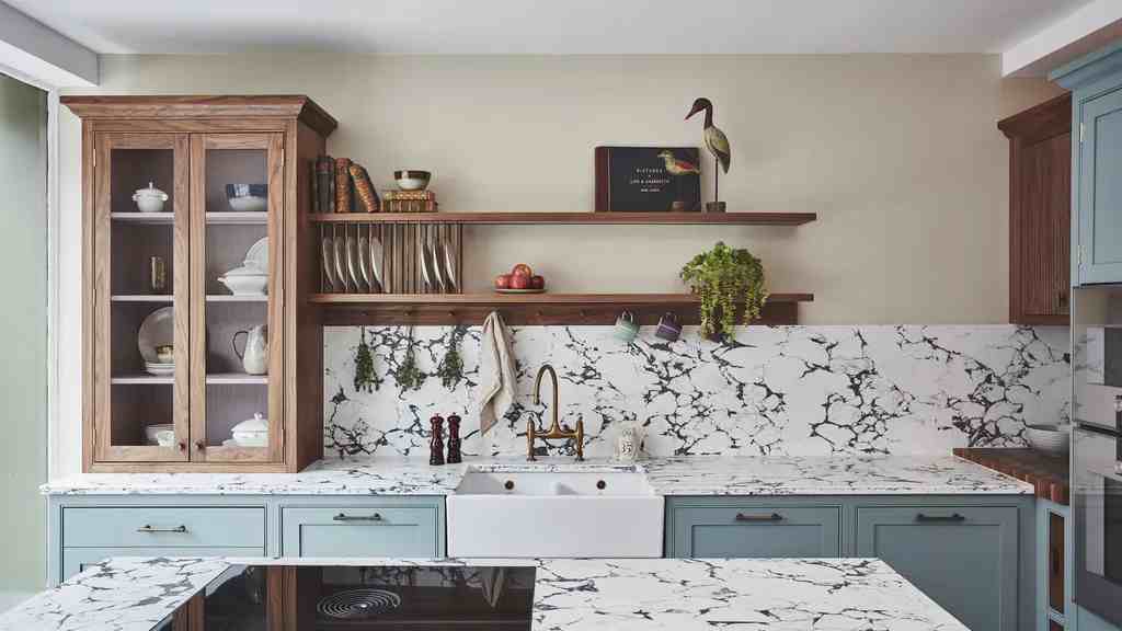 Rak piring tersembunyi di lemari dapur modern &mdash; solusi estetik untuk dapur kecil bebas clutter.