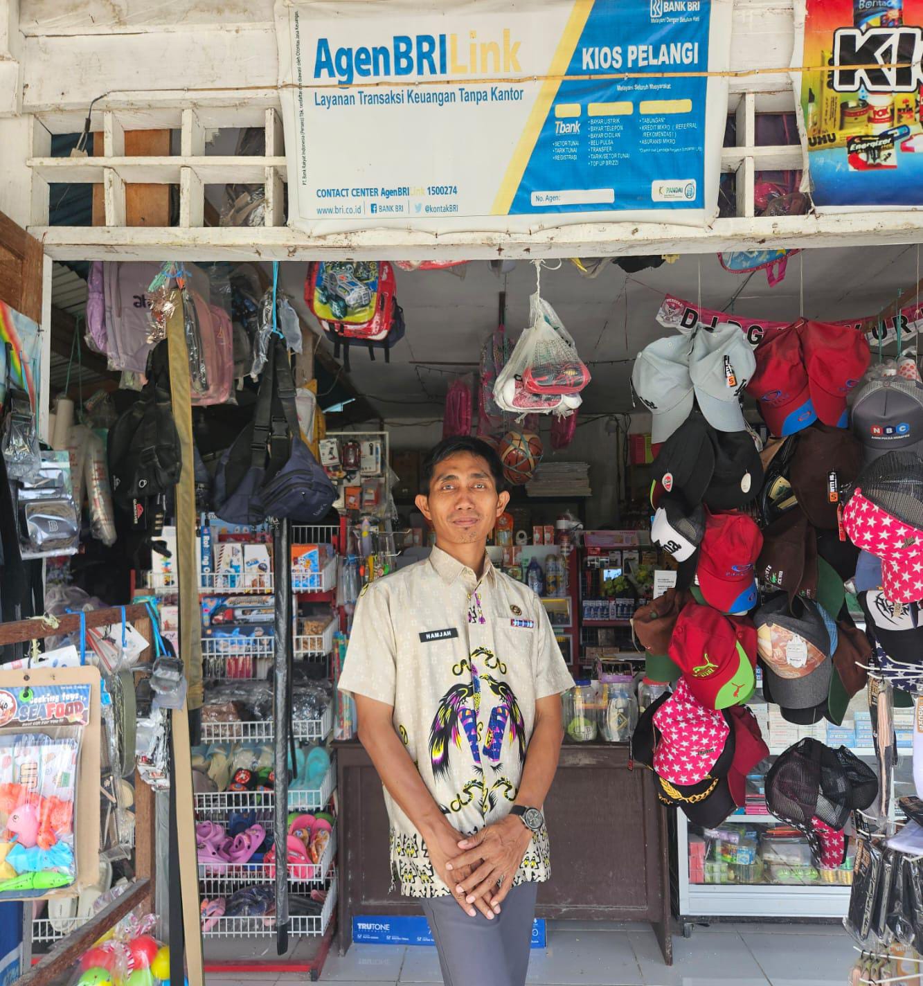 Hamjah, AgenBRILink Papua membantu warga Yenburwo bertransaksi aman dan mudah &mdash; simbol inklusi keuangan di pelosok negeri.