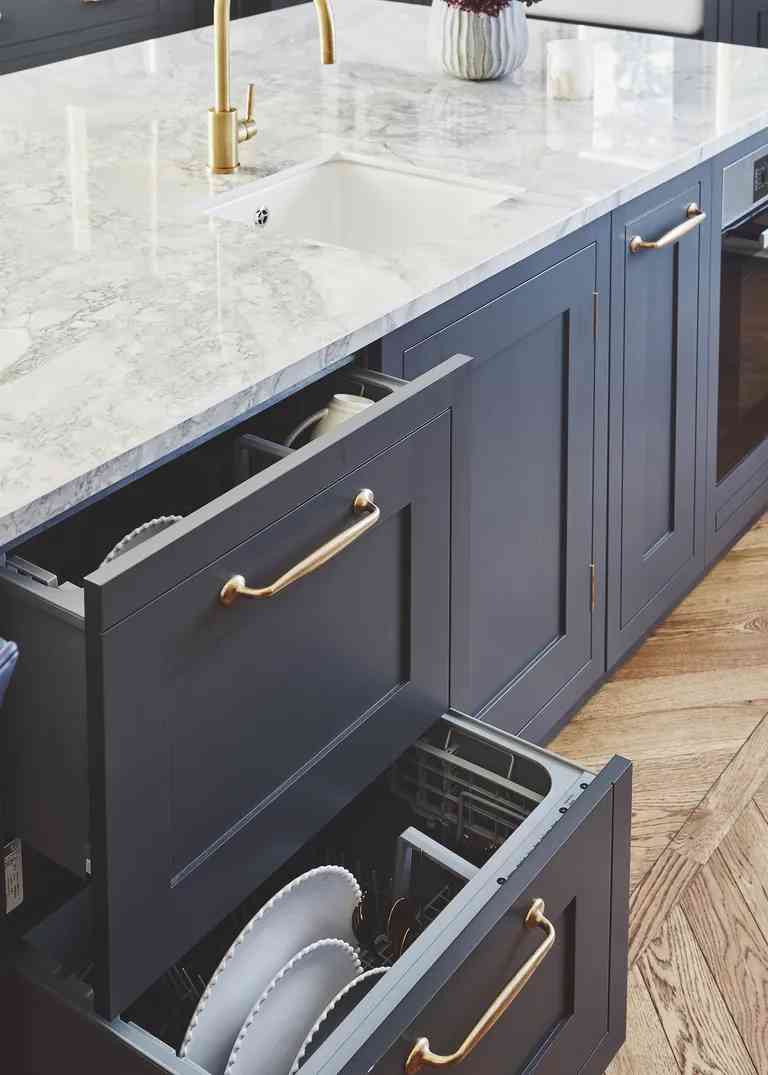 Cara Cerdas Bikin Rak Piring Tersembunyi di Dapur Kecil