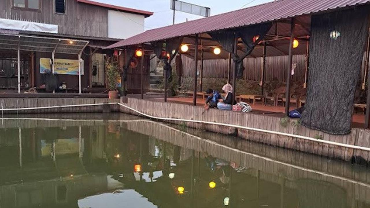 Pemancingan Zanira Samarinda &mdash; kolam memancing tenang di bawah cahaya sore, suasana privat penuh ketenangan.