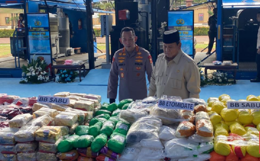 Presiden Prabowo memimpin pemusnahan 214 ton narkoba di Mabes Polri, simbol perang besar melawan narkotika.