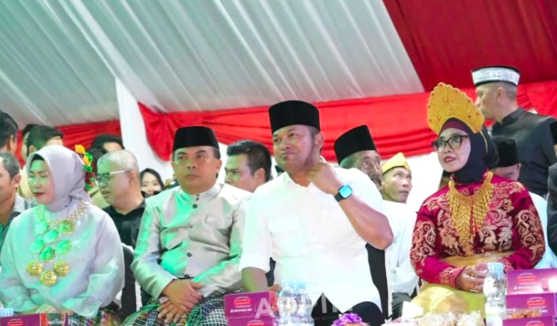 Gubernur Kalimantan Timur dan Wali Kota Bontang di acara Bontang City Carnaval