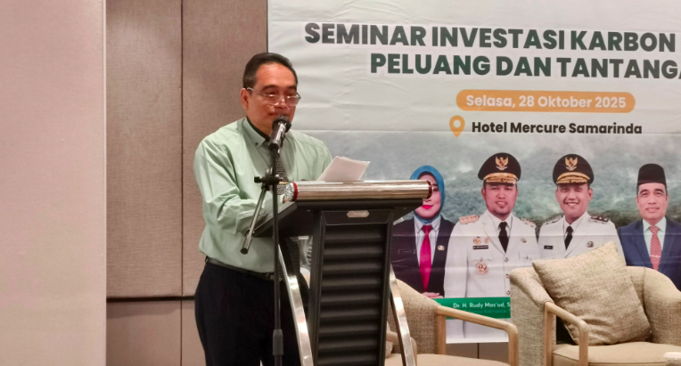 Fahmi Prima Laksana saat membuka Seminar Investasi Karbon Hutan di Samarinda &mdash; visual semangat Kaltim menuju ekonomi hijau dan lestari.