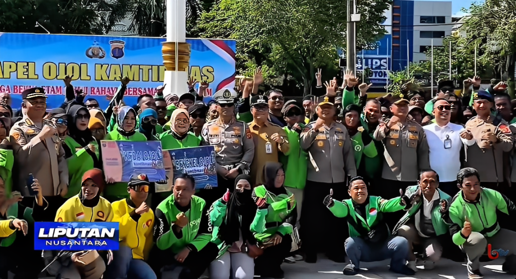 Wakil Wali Kota Balikpapan bersama jajaran Polda Kaltim dan para pengemudi ojek online berfoto bersama usai Apel Ojol Kamtibmas di halaman Mapolresta Balikpapan, Selasa (28 Oktober 2025).