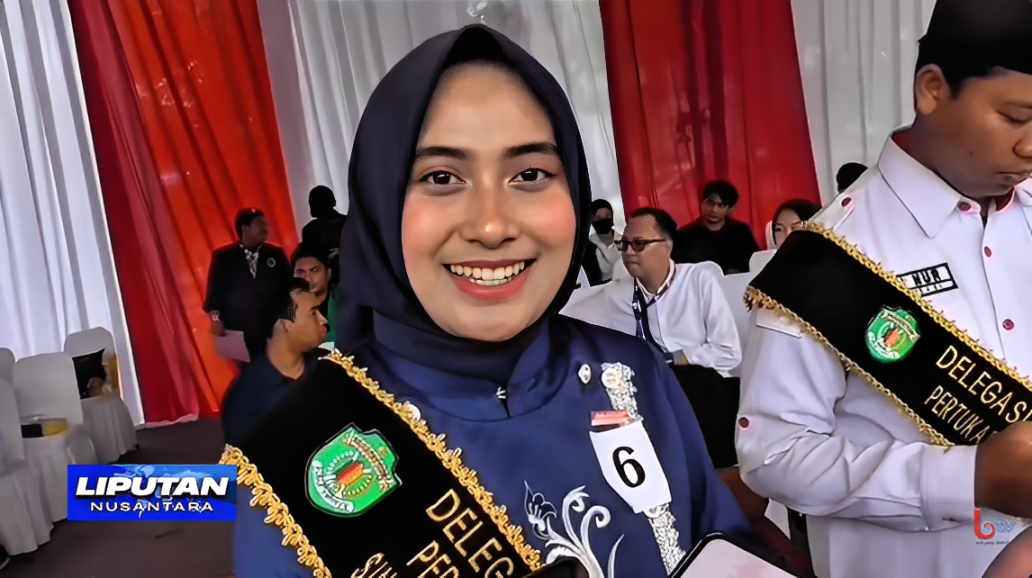 Syifa mendorong generasi muda untuk terus berkontribusi saat diwawancarai usai upacara Hari Sumpah Pemuda di Gelora Kadrie Oening Sempaja, Samarinda, Selasa (28 Oktober 2025).