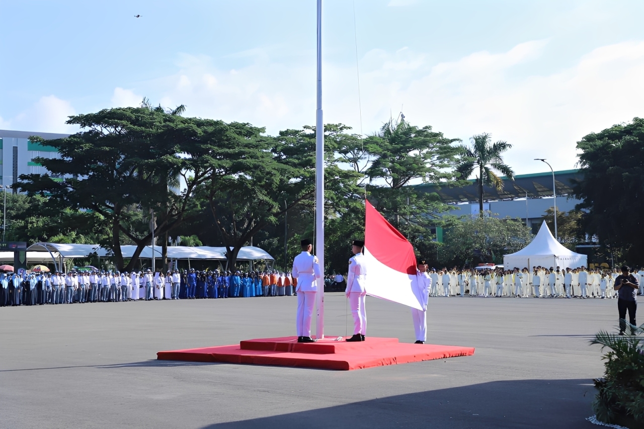 Suasana pengibaran bendera Merah Putih pada Upacara Hari Sumpah Pemuda di Gelora Kadrie Oening Sempaja, Samarinda, Selasa (28 Oktober 2025).