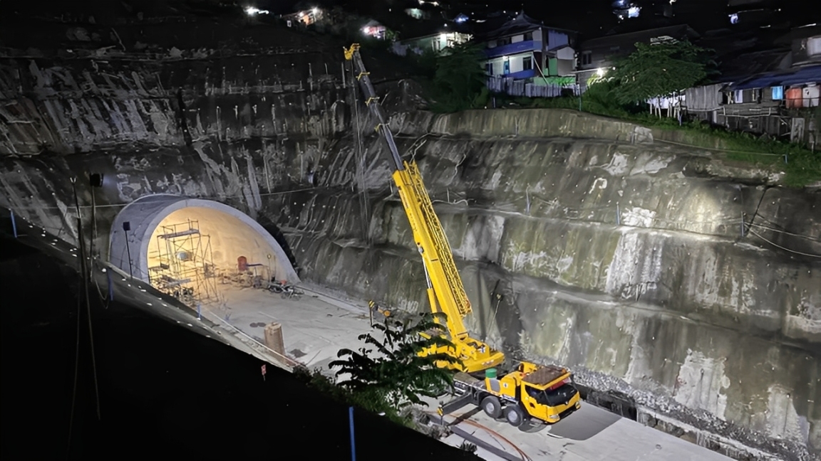Terowongan Samarinda tampak dalam tahap akhir pembangunan dengan alat berat di area inlet &ndash; fokus pada uji keselamatan struktur.