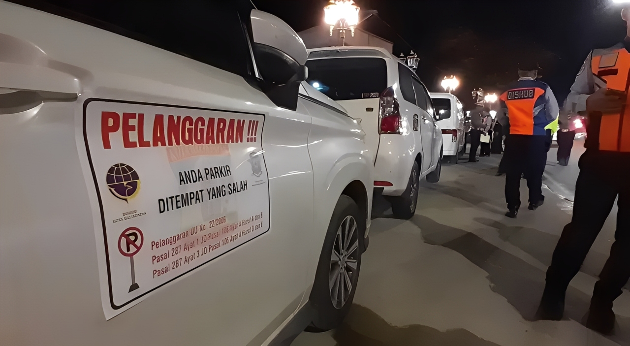 Stiker pelanggaran parkir dari Dinas Perhubungan Balikpapan terpasang pada salah satu mobil warga, Sabtu (25 Oktober 2025).