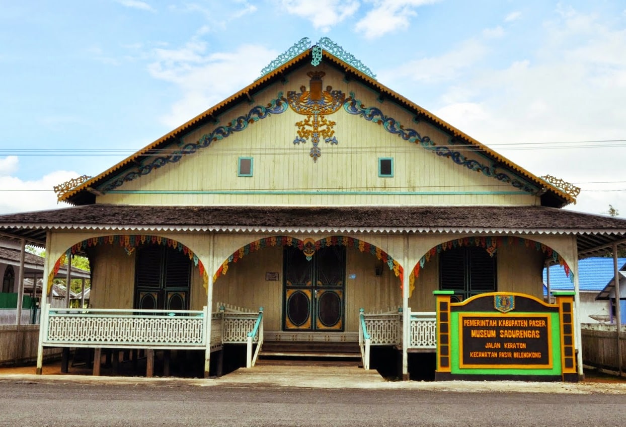 Bangunan kayu klasik Museum Sadurengas di Paser Belengkong berdiri anggun sebagai saksi hidup sejarah Kesultanan Paser.