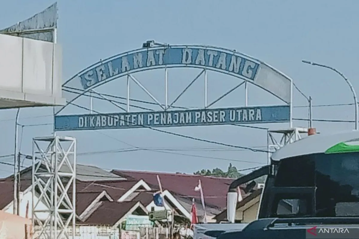 Warga Penajam Paser Utara bergotong royong memperbaiki rumah bantuan &mdash; visual hangat penuh harapan dan solidaritas.