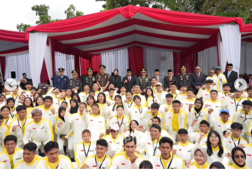 Gubernur Kaltim beserta jajaran berfoto bersama kontingen Kaltim yang akan bertanding pada ajang POPNAS 2025, Selasa (28 Oktober 2025).