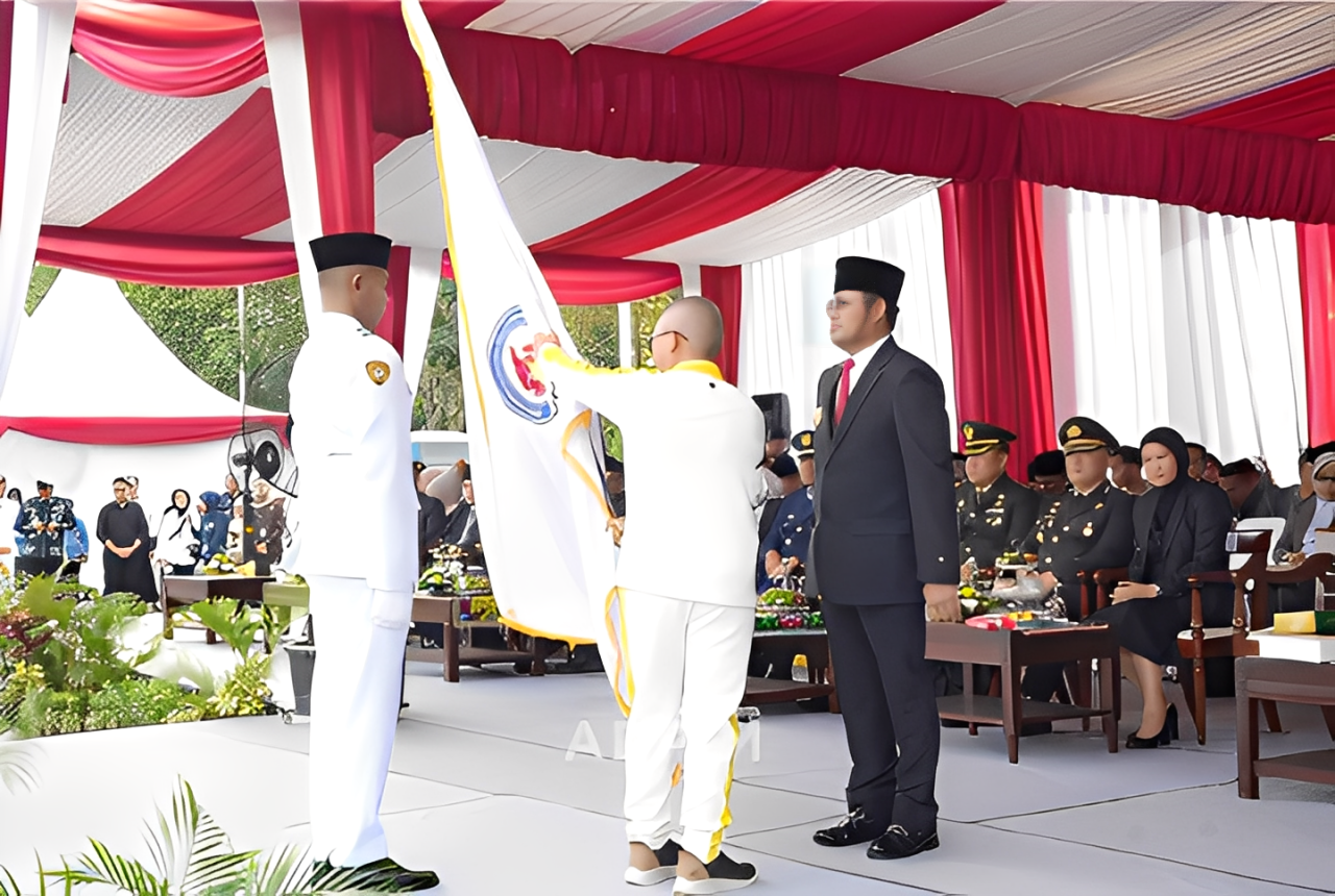 Gubernur Kaltim Rudy Masud menyerahkan bendera kontingen kepada Chef de Mission usai upacara Hari Sumpah Pemuda ke-97 di Gelora Kadrie Oening Sempaja, Samarinda, Selasa (28 Oktober 2025).