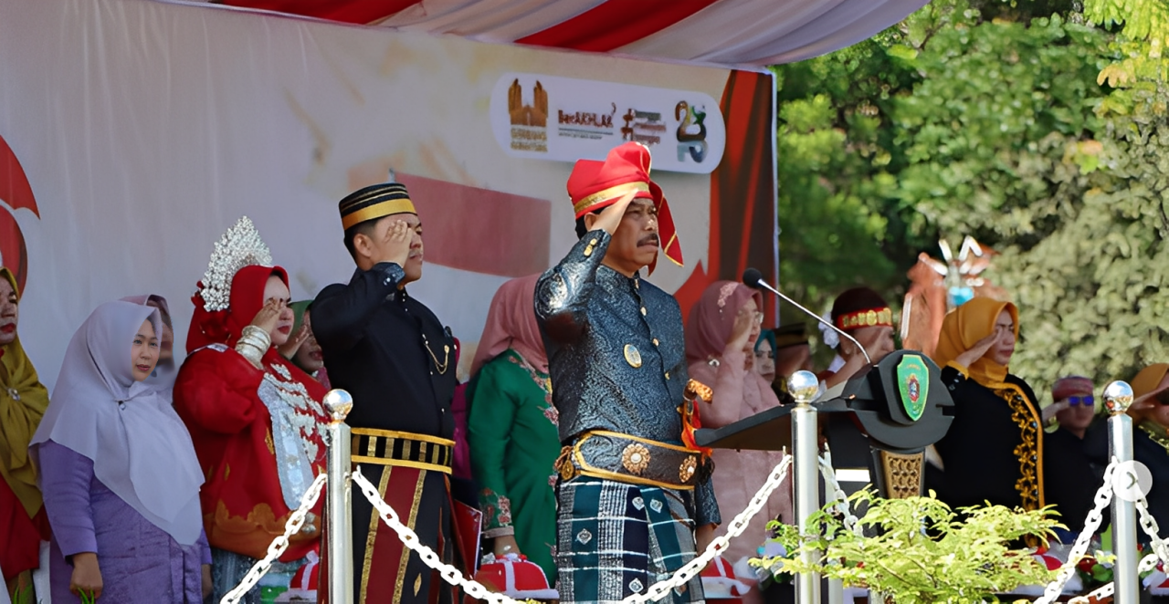 Wakil Bupati PPU Abdul Waris Muin memimpin upacara peringatan Hari Sumpah Pemuda ke-97 di Lapangan Kantor Bupati PPU, Selasa (28 Oktober 2025).