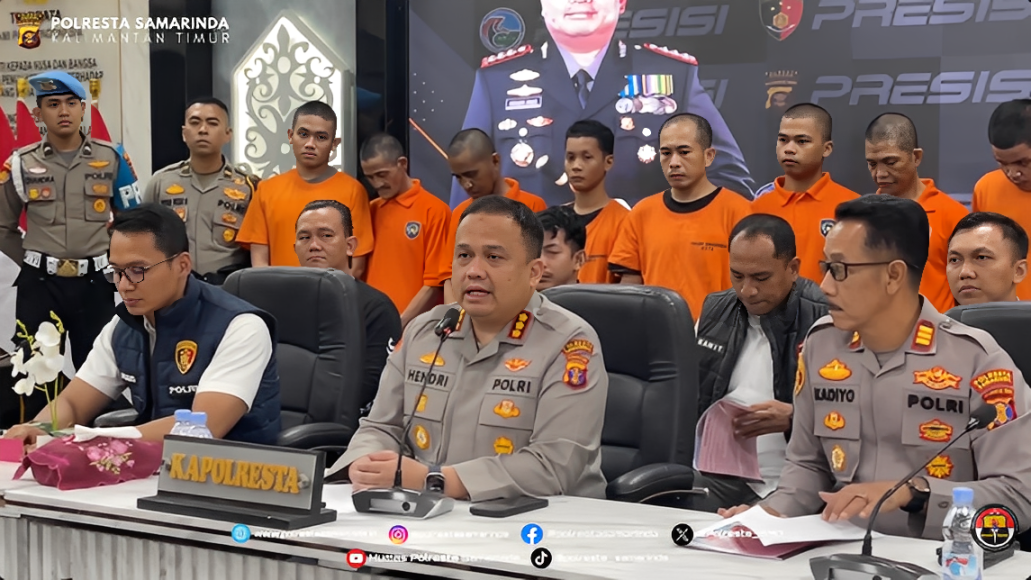 Kapolresta Samarinda, Kombes Pol Hendri Umar, memaparkan kronologi kaburnya 15 tahanan dari ruang tahanan Polsek Samarinda Kota, Rabu (29 Oktober 2025).