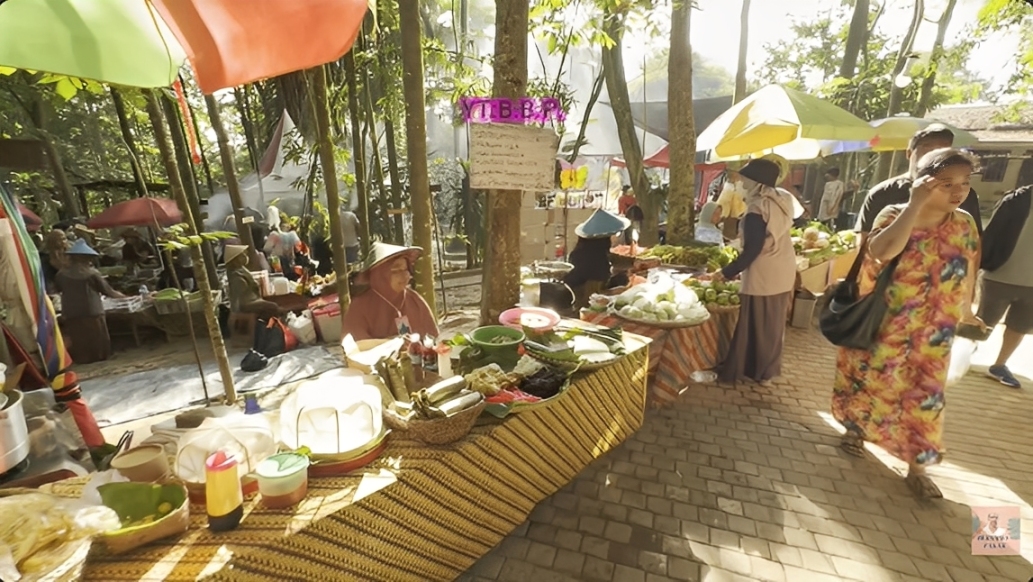 Pelaku UMKM di kawasan Bukit Pringgondani, Teritip, Balikpapan Timur, menyajikan produk kuliner dengan mengenakan pakaian adat Jawa.