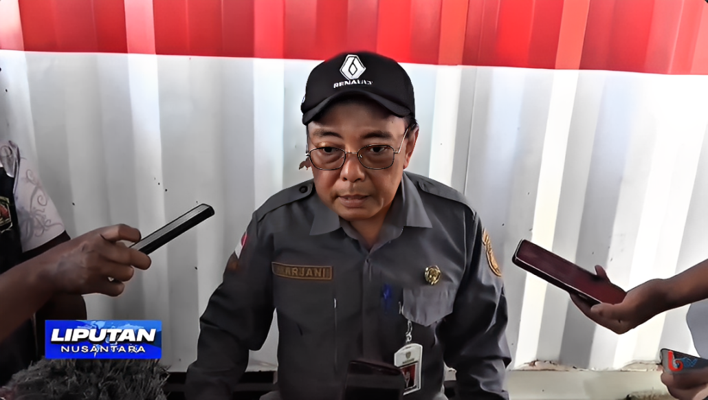 Kepala Disnakertrans PPU, Marjani, memberikan keterangan terkait perlindungan jaminan tenaga kerja korban usai sidak di area proyek RDMP di Desa Girimukti, Kecamatan Penajam, Kamis (30 Oktober 2025).