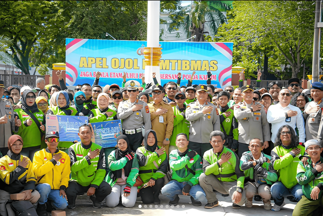 Wakil Wali Kota Balikpapan bersama jajaran Polda Kaltim dan pengemudi ojek online berfoto bersama usai Apel Ojol Kamtibmas di halaman Mapolresta Balikpapan, Selasa (28 Oktober 2025).