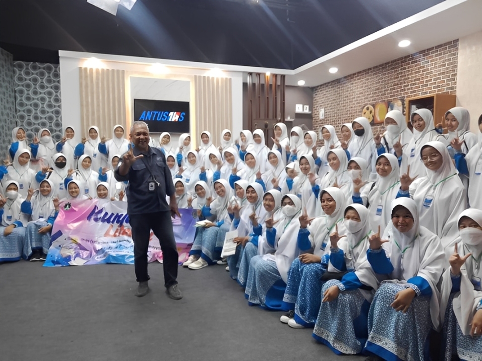 Santri Raadhiyatan Mardhiyyah belajar siaran di studio Balikpapan TV &mdash; semangat literasi digital yang inspiratif.