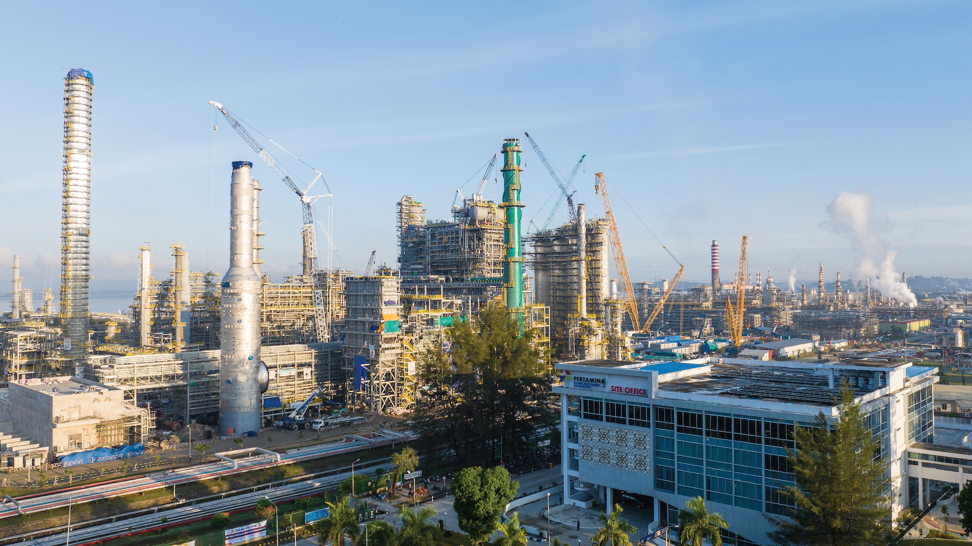 Pemandangan proyek RDMP Balikpapan &mdash; simbol energi masa depan Indonesia yang lahir dari Kalimantan Timur.