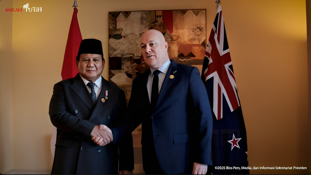 Presiden Republik Indonesia Prabowo Subianto dan Perdana Menteri Selandia Baru Christopher Luxon berjabat tangan dalam pertemuan bilateral di Gyeongju, Korea Selatan, Jumat (31 Oktober 2025).