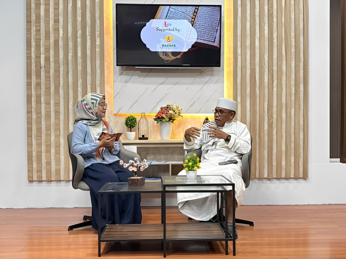 Wakil Ketua BAZNAS Kota Balikpapan, Drs. H.M. Jailani, mengisi Kajian Cahaya Qolbu bertema perhitungan zakat di Studio Balikpapan TV, Jumat (31 Oktober 2025).