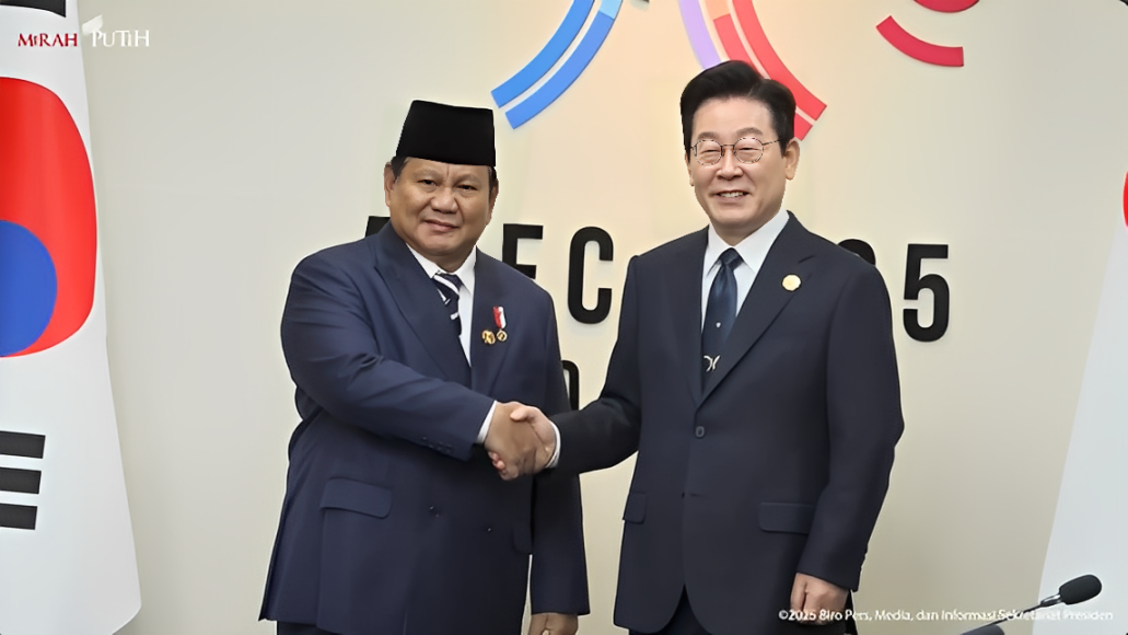 Presiden Republik Indonesia Prabowo Subianto dan Presiden Korea Selatan Lee Jae Myung berjabat tangan saat pertemuan bilateral di HICO, Gyeongju, Sabtu (1 November 2025).