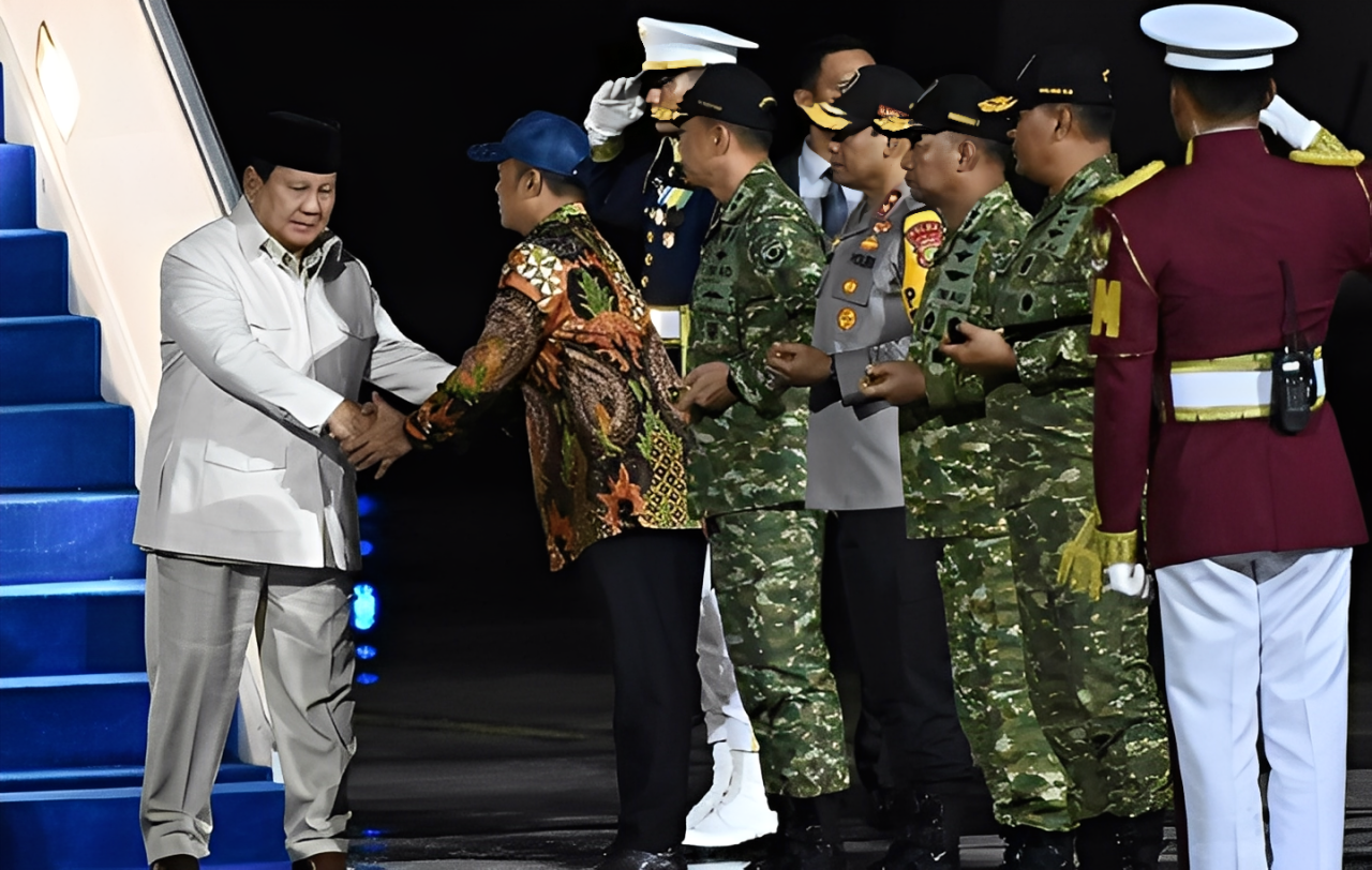 Kedatangan Presiden RI Prabowo Subianto disambut Menteri Sekretaris Negara Prasetyo Hadi dan jajaran di Pangkalan TNI AU Halim Perdanakusuma, Jakarta, Sabtu (1 November 2025).