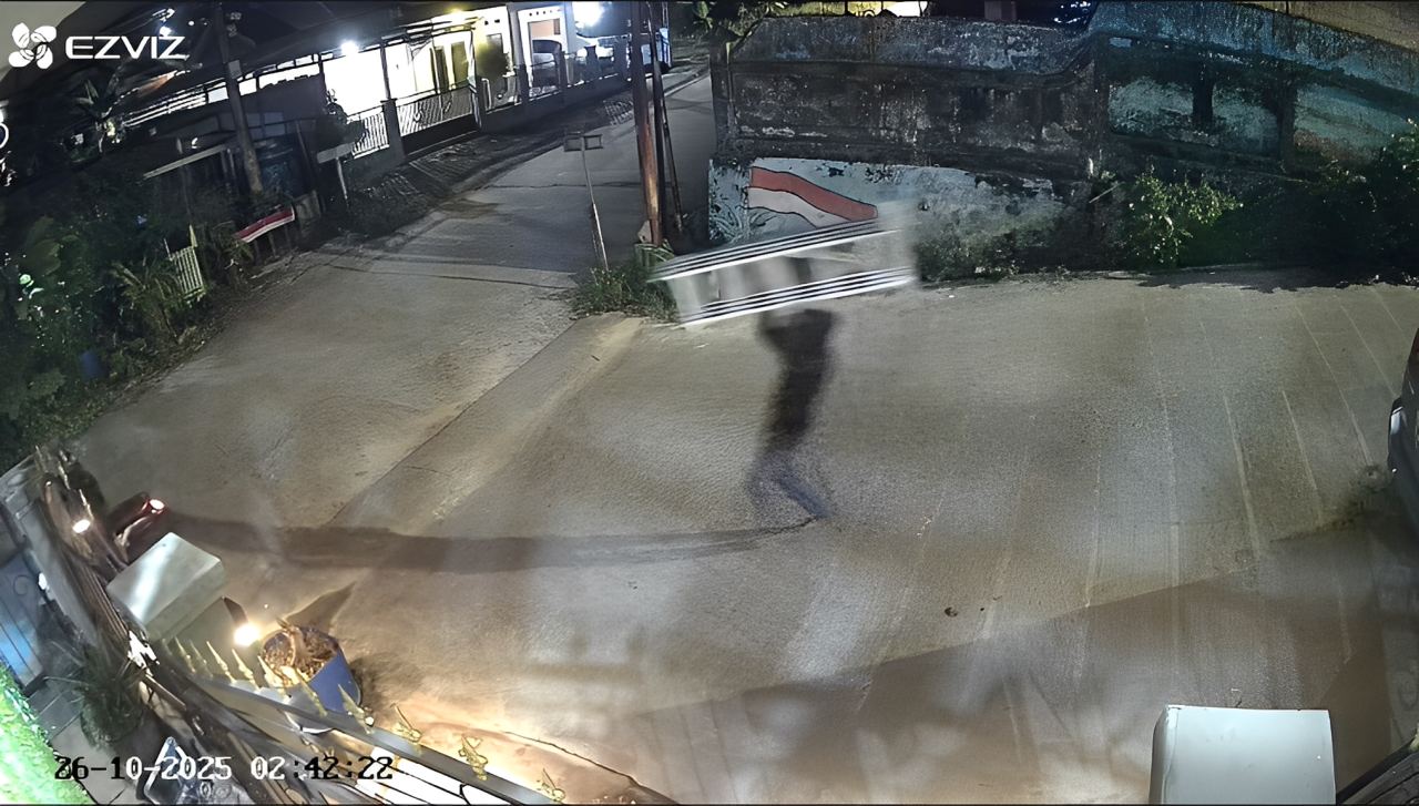 Pelaku terekam CCTV saat mencuri tangga dari rumah korban di Gang Elang 2, Perumahan Jaya Makmur, Kelurahan Batu Ampar, Balikpapan Utara, Minggu (26 Oktober 2025).