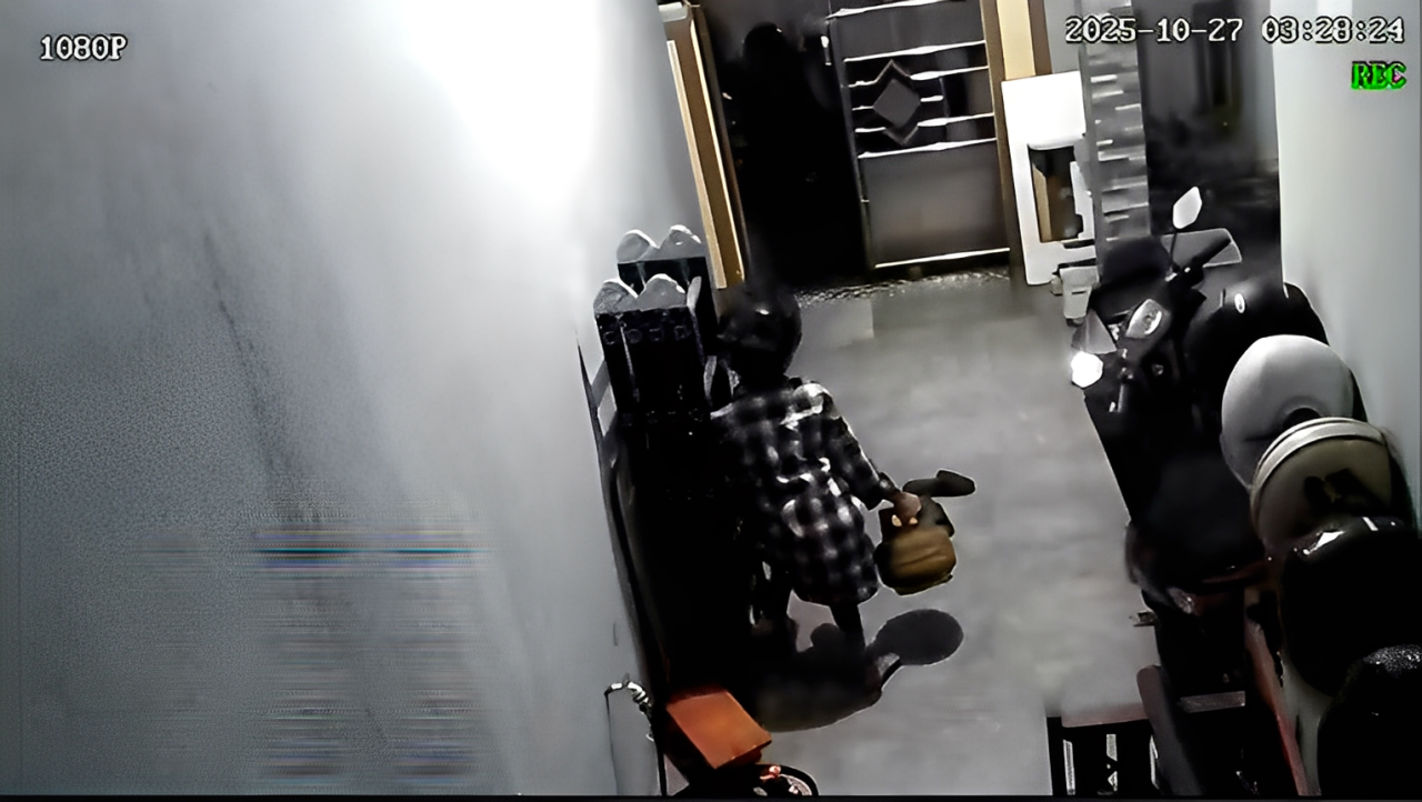Pelaku terekam CCTV saat mencuri tabung gas dan tangga dari rumah korban di Gang Elang 1, Perumahan Jaya Makmur, Kelurahan Batu Ampar, Balikpapan Utara, Minggu (26 Oktober 2025).