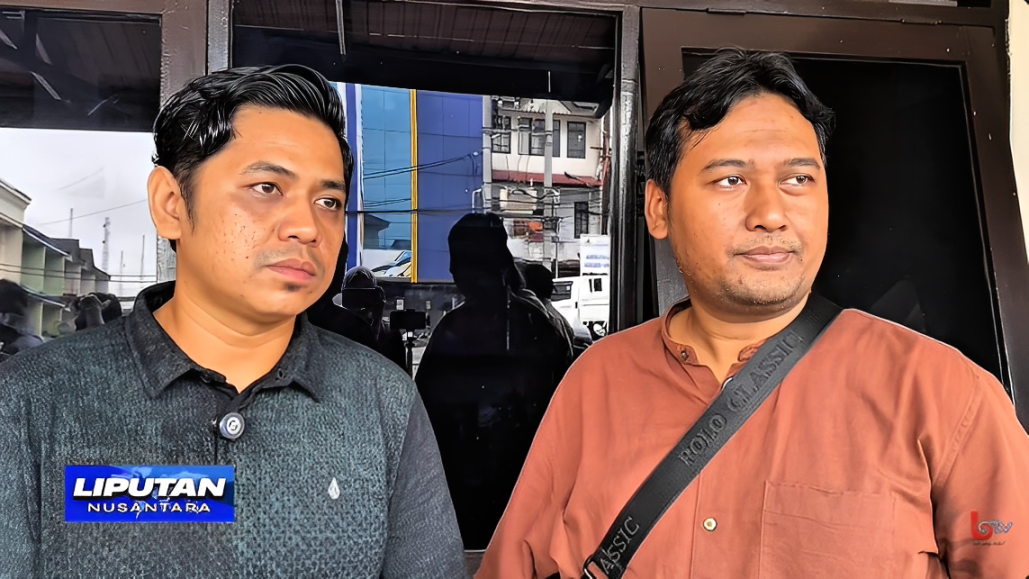 Rian dan Riski, selaku korban, saat diwawancarai wartawan usai proses mediasi di Polsek Balikpapan Utara, Jumat (31 Oktober 2025).