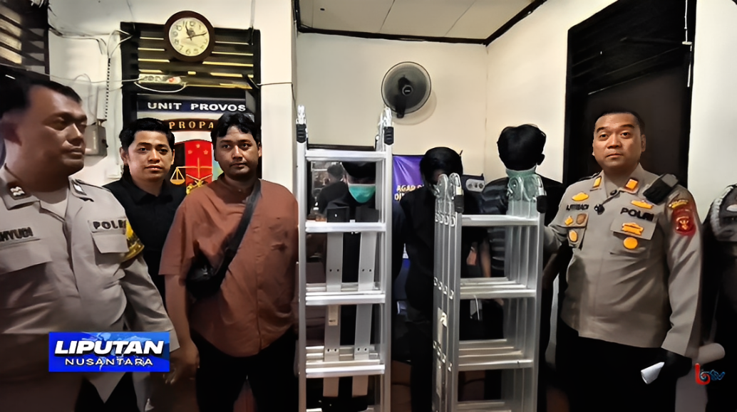 Korban, pihak kepolisian, dan pelaku bersama barang bukti setelah proses mediasi di Polsek Balikpapan Utara, Jumat (31 Oktober 2025).