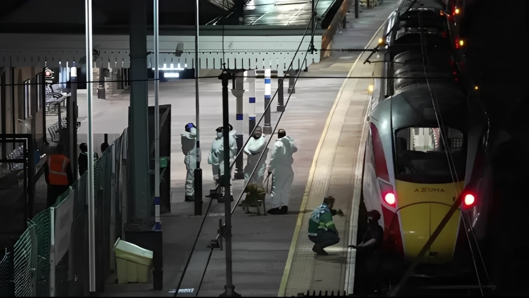 Para petugas forensik bersiap melakukan pemeriksaan setelah insiden penusukan massal di dalam kereta rute Doncaster menuju Stasiun King&rsquo;s Cross London, Sabtu (1 November 2025).