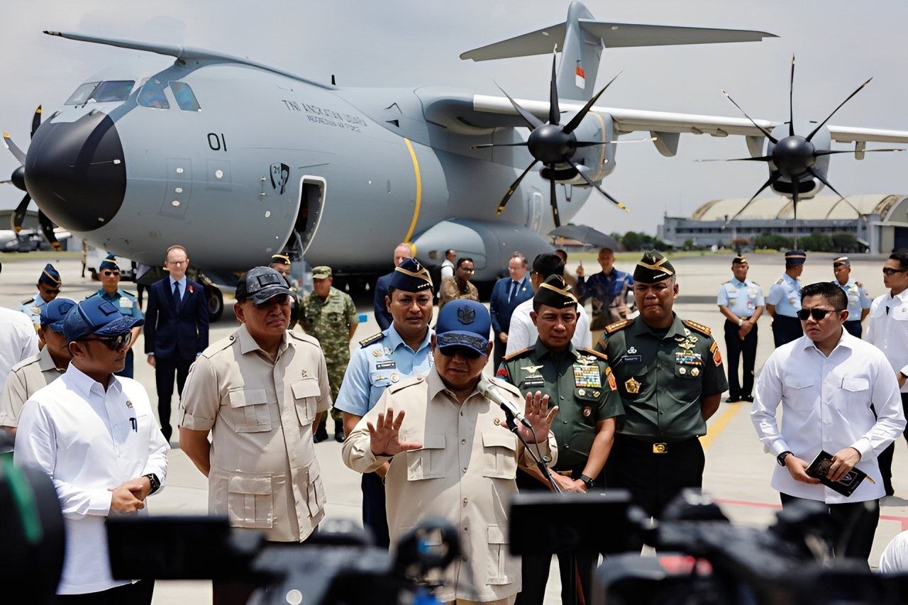 Presiden Prabowo Subianto memberikan keterangan kepada wartawan di Pangkalan Udara Halim Perdanakusuma, Jakarta, Senin (3 November 2025).