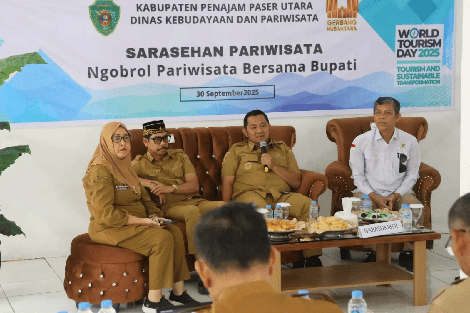 Bupati PPU Mudyat Noor berbincang dengan pelaku wisata dalam Sarasehan &ldquo;Ngobrol Bareng Bupati&rdquo; &mdash; simbol kolaborasi nyata kembangkan destinasi lokal.