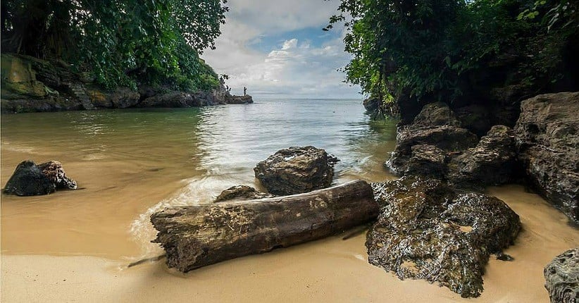 Pemandangan batu-batu besar alami di tepi laut Pantai Batu-Banua Patra Balikpapan, hidden gem estetik dan penuh ketenangan.